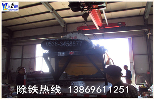 2.遠(yuǎn)力磁電專業(yè)生產(chǎn)各種設(shè)備   干式磁選機(jī),濕式磁選機(jī),赤鐵礦磁選機(jī),褐鐵礦磁選機(jī),鏡鐵礦磁選機(jī),錳礦磁選機(jī)等.擁有精良的加工設(shè)備,雄厚的科研力量,先進(jìn)的工藝編排和現(xiàn)代化的管理,是磁選機(jī)設(shè)備定點(diǎn)生產(chǎn)企業(yè).我們?yōu)榭蛻籼峁﹥?yōu)質(zhì)的售前技術(shù)服務(wù),認(rèn)真介紹各種設(shè)備的技術(shù)特點(diǎn).要求及用途,為客戶提供詳盡的設(shè)備配置和合理的報(bào)價,在保證質(zhì)量的前提下盡量降低客戶的投資成本.我廠有各類小型磁選機(jī)試驗(yàn)設(shè)備,可為用戶免費(fèi)做選礦試驗(yàn).