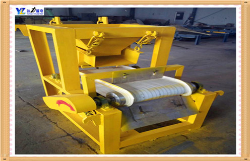 2.濕式雙輥磁選機設備的開機與運行：  　　2.1.首先清理運輸及裝卸過程中的雜物,清理磁選機筒體,手轉(zhuǎn)動磁選機應無碰撞.雜音,緊固松動的螺絲.  　　2.2.空機運轉(zhuǎn)3小時以上,無異常方可投料試車.  　　2.3.減速器加注潤滑油,多少以油窗指示為準.出廠時間較長或在環(huán)境溫度-5～35攝氏溫度以外環(huán)境使用的磁選機,應根據(jù)當?shù)丨h(huán)境加注.更換潤滑油.  　　2.4.調(diào)整磁系：調(diào)整螺絲,一般磁力線露出不銹鋼板15～20mm即可順利出料.  　　2.5.停機時先停止給料,繼續(xù)運轉(zhuǎn),待物料排空后方可停機.開機時,先開機.給水后方可進料.  　　?2.6.磁選機應定期維護.潤滑活動部位,緊固螺絲